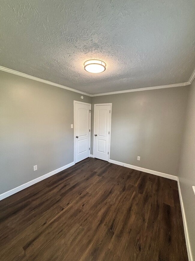 Building Photo - Spacious 3BR Rancher Near Washington Pike – Quiet Setting, Minutes to Downtown!