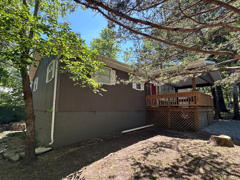 Building Photo - 1501 Carolyn Dr