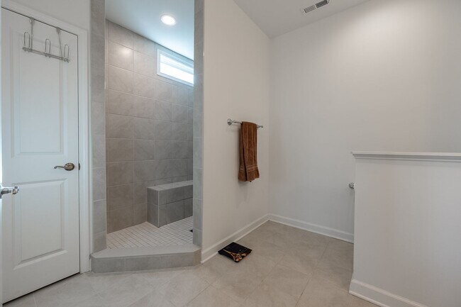 Building Photo - Modern Home with Open Floor Plan in Blacksburg