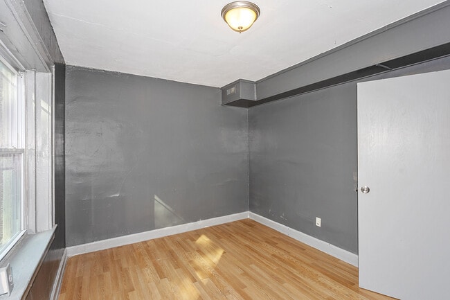 Building Photo - 3223 E 8th St