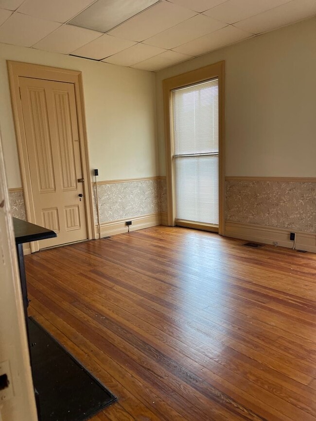Building Photo - 204 N Mulberry St