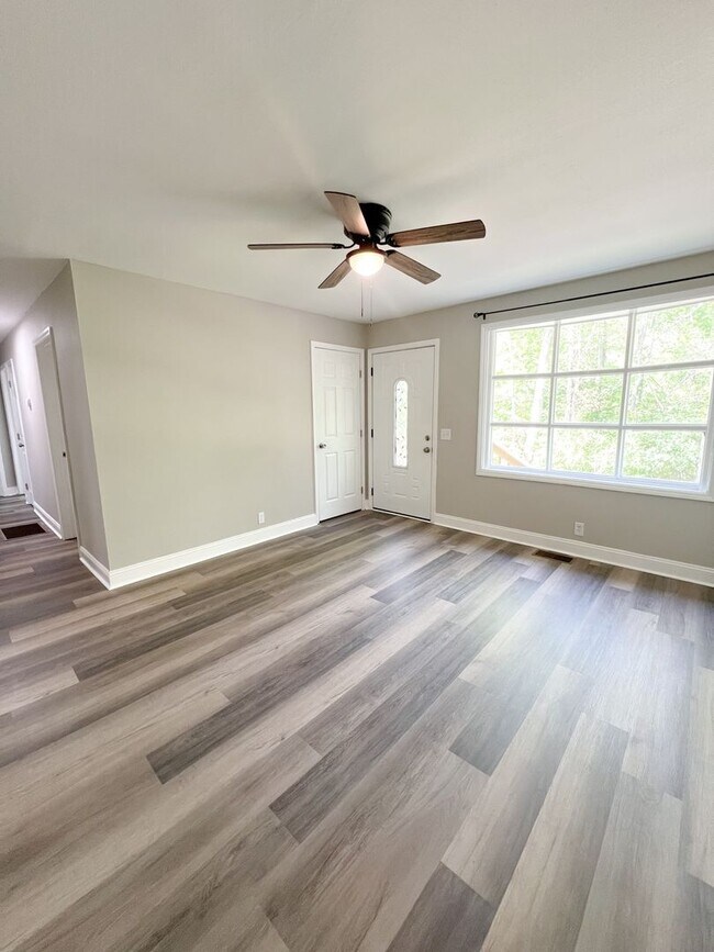 Building Photo - Completely Remodeled Home in Clarksville, TN – Just Off Madison Street!