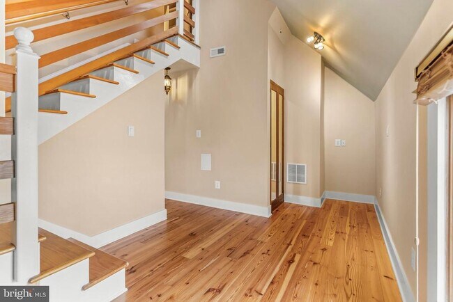 Building Photo - 220 Hollis Alley