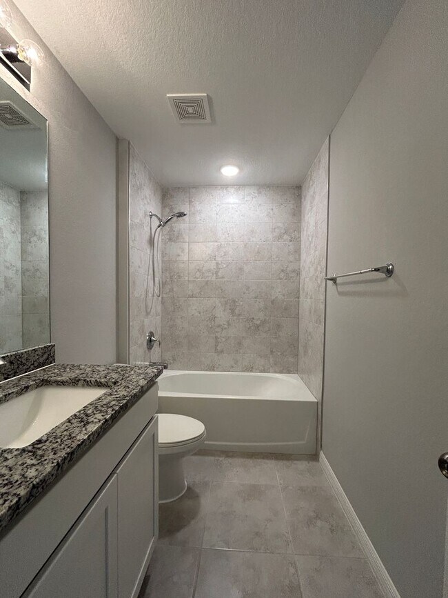 Building Photo - 4 Bedrooms 2 Baths Single-Family Fenced Ho...