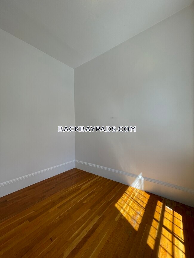 Building Photo - 370 Marlborough St