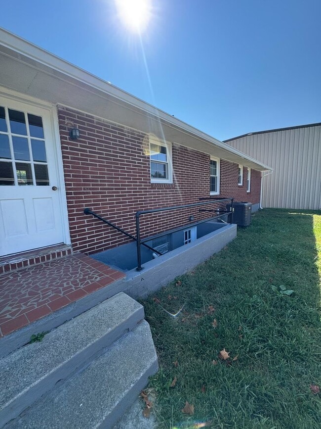 Building Photo - Updated Home with Parking in Radford