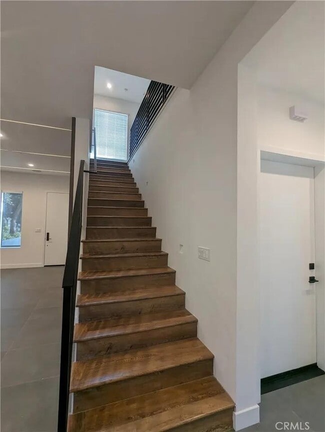 Building Photo - 11141 Strathern St