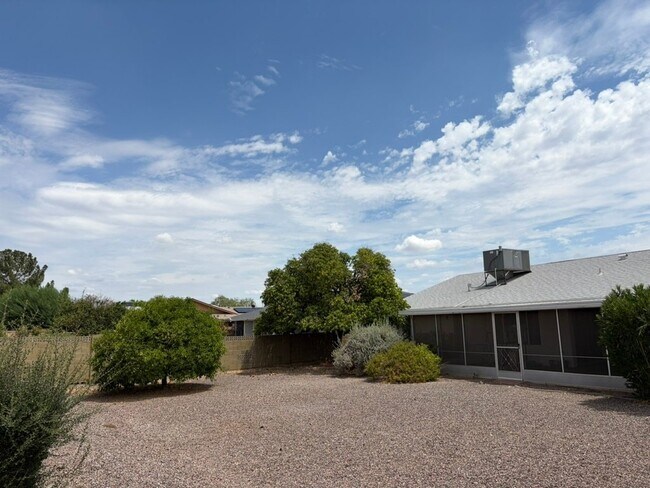 Building Photo - 20018 N Lakeforest Dr