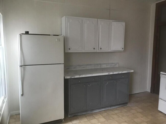 Building Photo - 614 1/2 W Stephenson St-614.5 W Stephenson