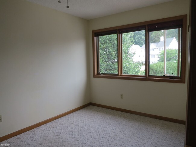 Building Photo - 3 br, 1.5 bath Condo - 49D Eastbrook Hts