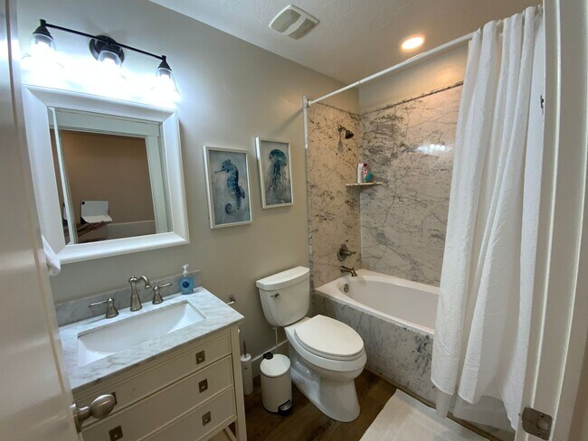 Building Photo - Fully Furnished Townhouse with Lake Views