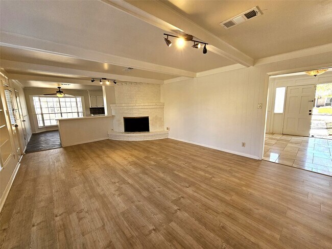 Building Photo - 347 Forest Lake Dr