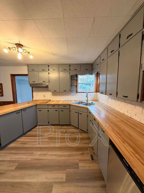 Building Photo - 1727 S Empire Ave