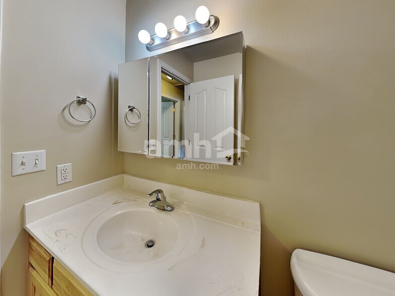 Building Photo - 340 W Oaks Dr