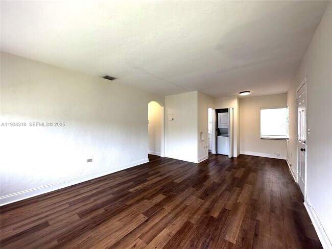 Building Photo - 1920 Biarritz Dr