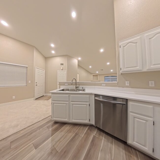 Building Photo - Beautifully Renovated 2nd-Floor Condo in Prime Location