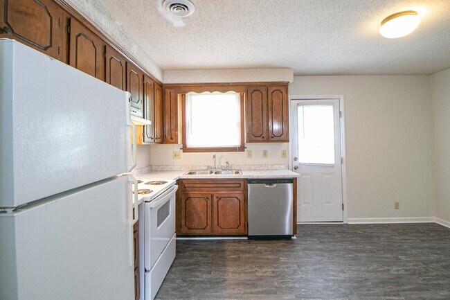 Building Photo - 814-E Golfview Place
