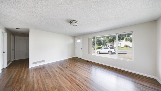 Building Photo - 3 Bed 1 Bath - Hardwood Floors - Pet Friendly - NAS Whidbey