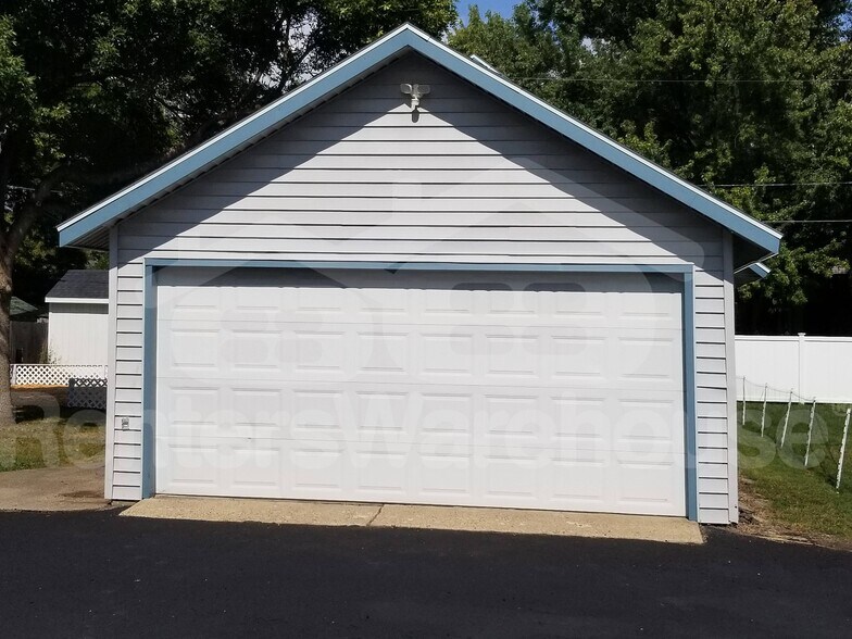 Building Photo - 616 2nd St NE