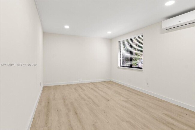 Building Photo - 328 SW 11th Ave