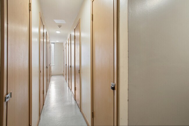 Building Photo - 400 Ascot Dr