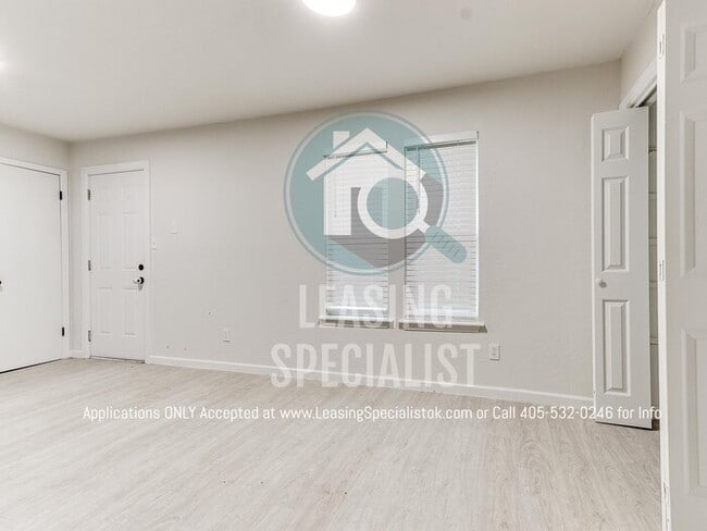 Building Photo - Adorable Norman 3 Bed 1.5 Bath House!