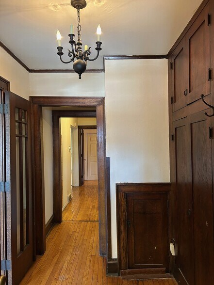 Building Photo - 450 W Washington Ave