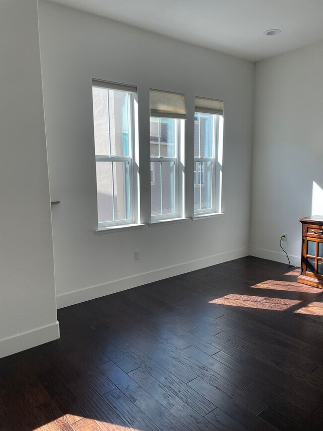 Building Photo - Spacious 3 Bedroom Home in Quiet Neighborhood - Solar Included!