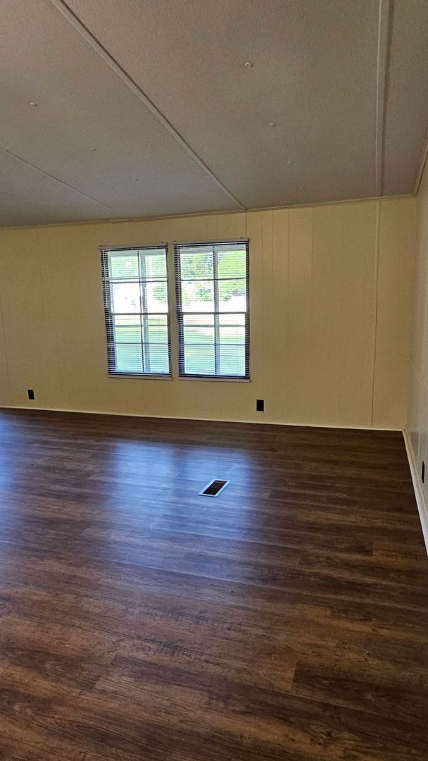 Building Photo - mobile home conveniently located