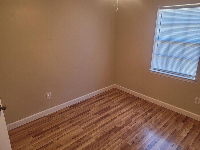 Building Photo - 4808 Fordham Dr