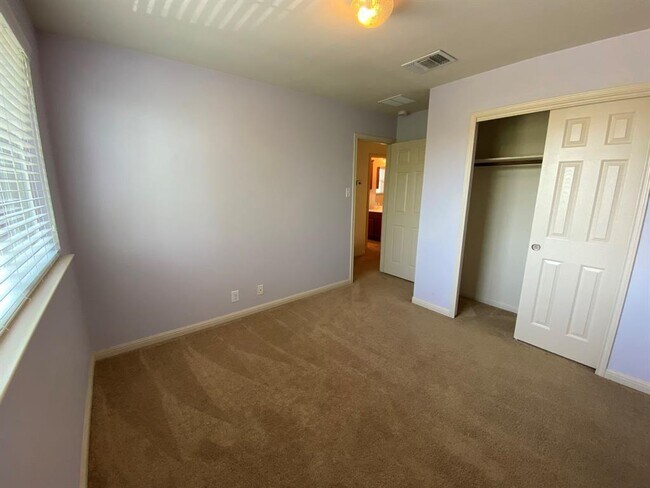 Building Photo - 2221 Nestlewood Dr