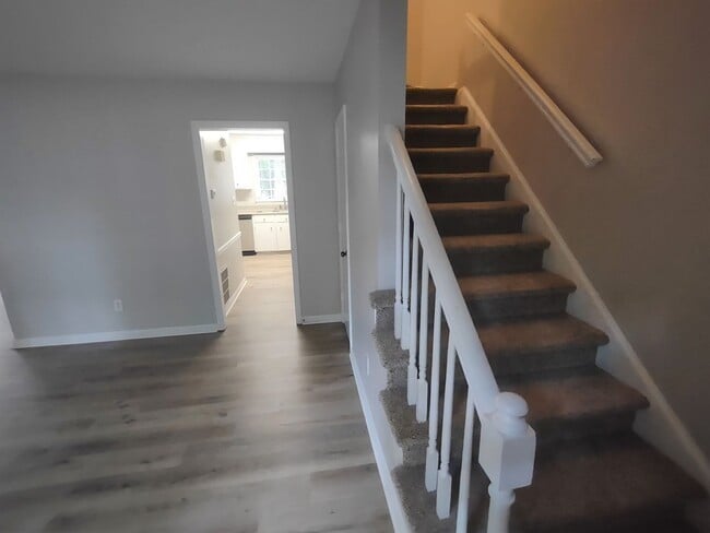 Building Photo - Pristine Duplex Home Located in the Lincol...