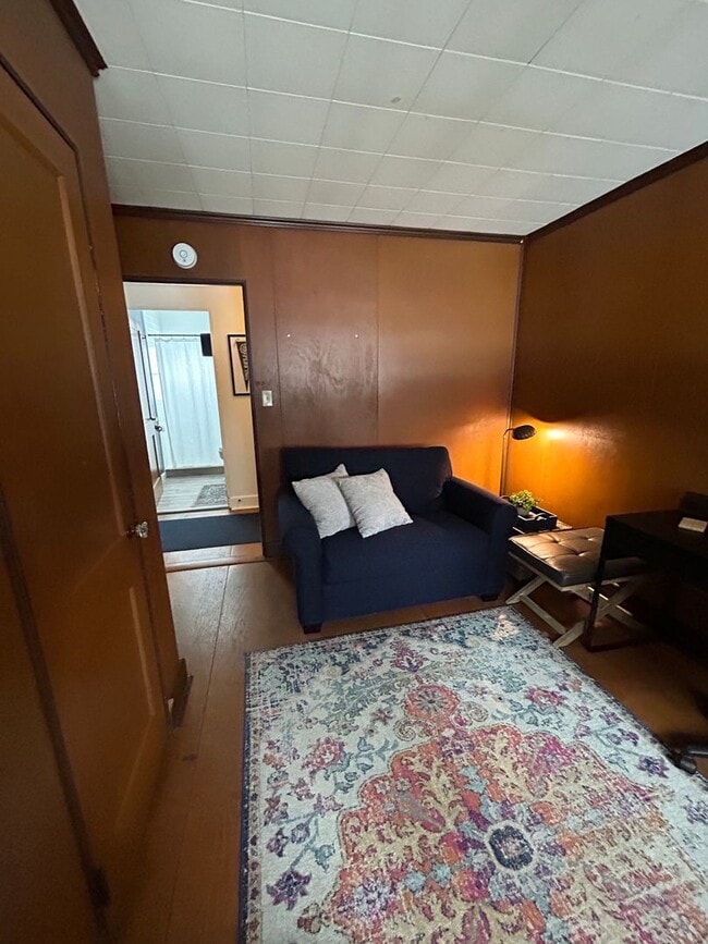 Building Photo - 4 Bed, 2 Bath House