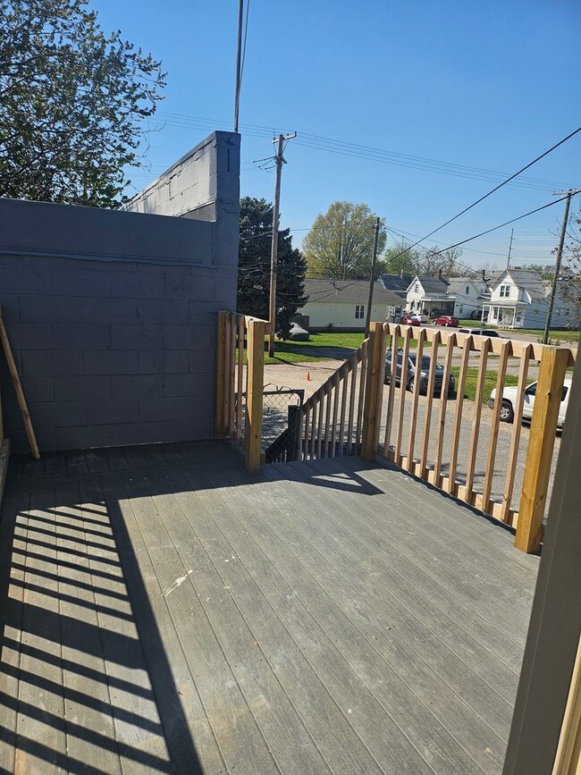 Building Photo - 2 bed apartment with a private back porch