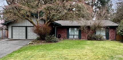Building Photo - Charming 3bd/2bth Rambler in Tam o'Shanter in Redmond $3,795/mo