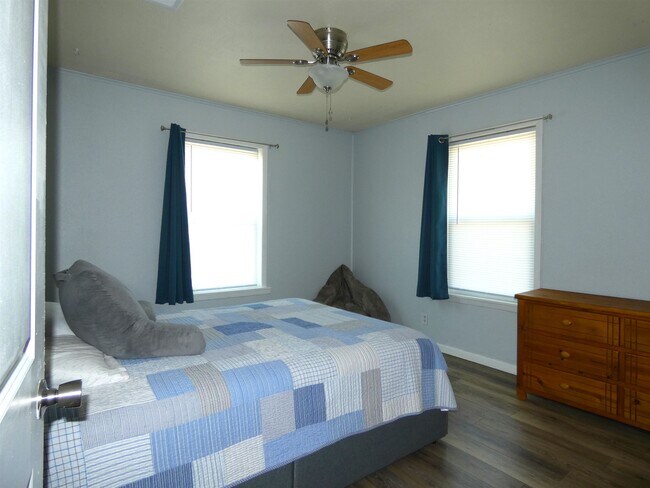 Building Photo - 1101 E College St