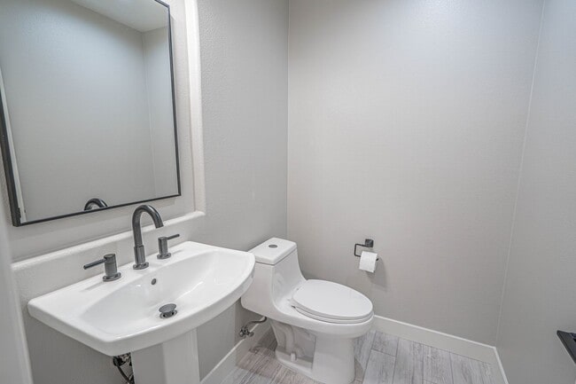 Building Photo - Woodland 3 Bedroom Home for Rent in Valencia!