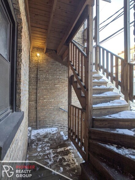 Building Photo - 740 W Addison St