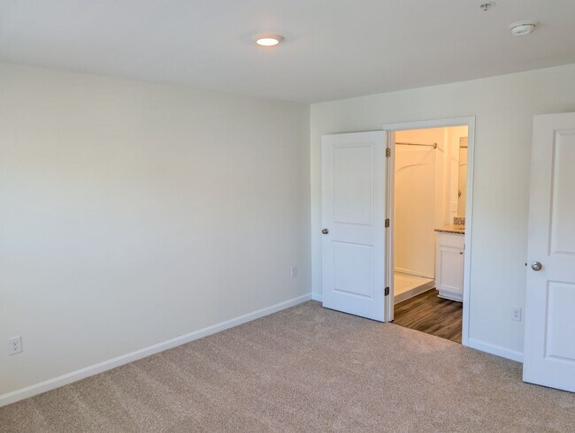 Building Photo - 450 Locust Run Dr