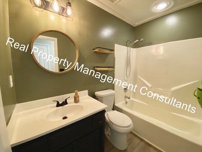 Building Photo - California Split-Level in Lee's Summit Sch...