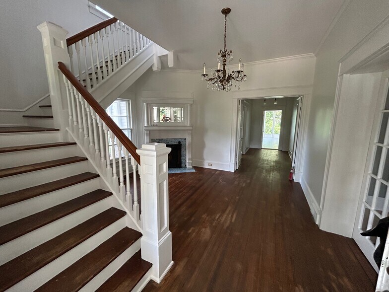 Entry - 1014 Shepherd St