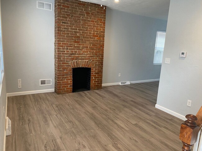 Building Photo - *Beautifully Updated 2BD/1BA Rowhouse for ...