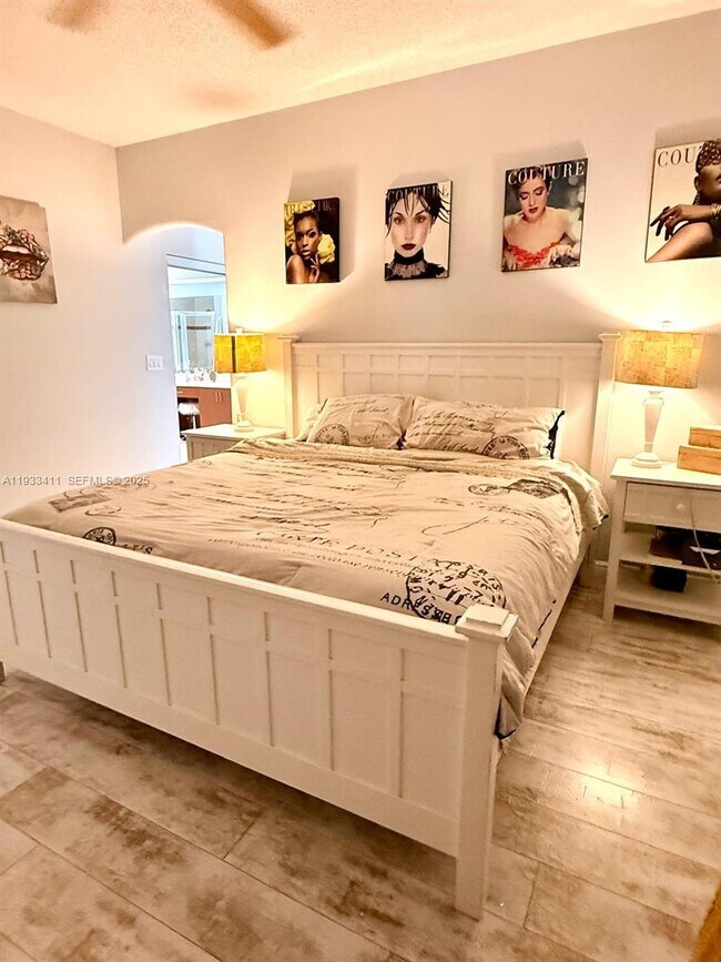 Building Photo - 3729 SW 51st St