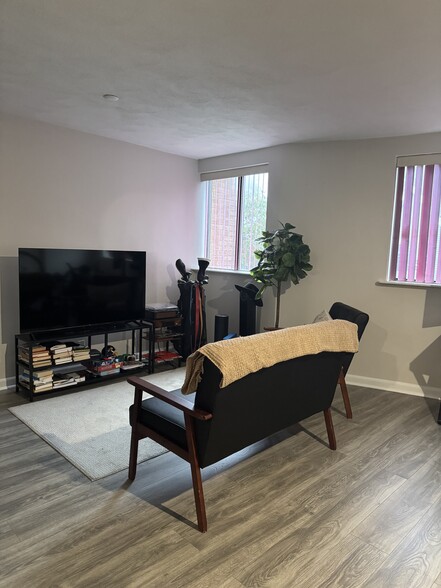 Building Photo - 205 Ferry St