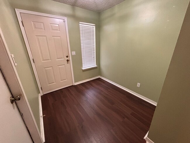Building Photo - 2BR/2.5BA Townhome with In-Unit Laundry, Fenced Backyard, Garage, & Fireplace! Move-In Ready! Pri...