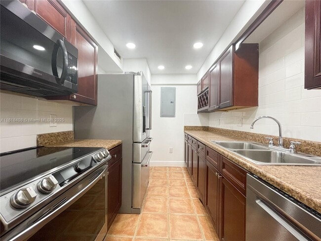 Building Photo - 7915 NW 73rd Ave