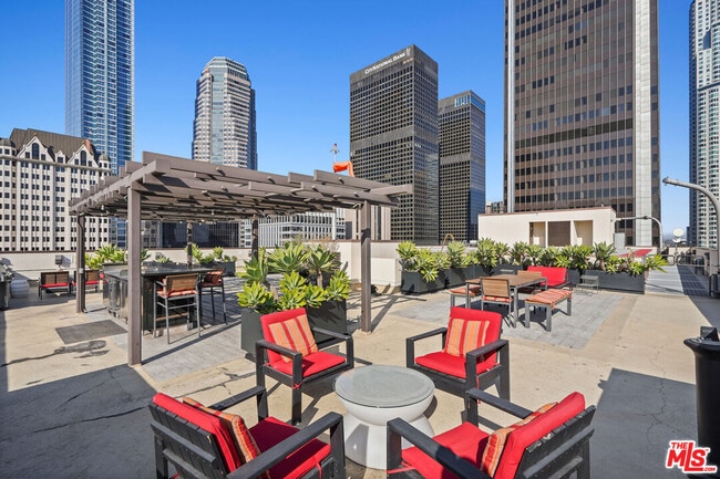 Building Photo - 655 S Hope St