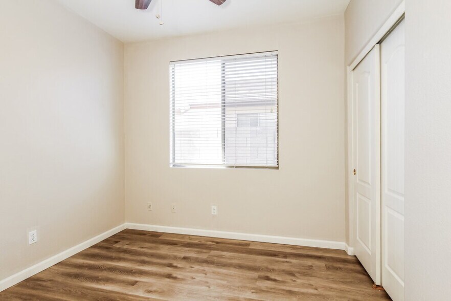 Building Photo - 6601 W Lawrence Ln