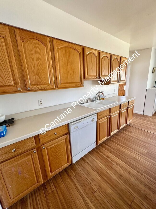 Building Photo - 2 Bedroom House on the Flats with a finish...
