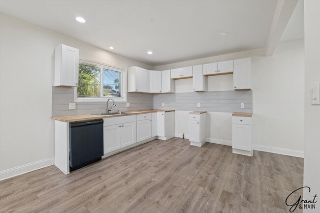 Building Photo - $1300 - Renovated 3 Bedroom